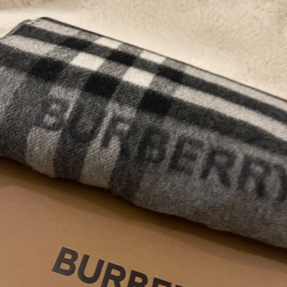 Burberry Contrast Check Cashmere Scarf - Picture 7 of 10